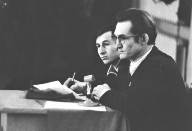 Игорь Аргудяев (на переднем плане) за судейским столиком во время соревнований по самбо