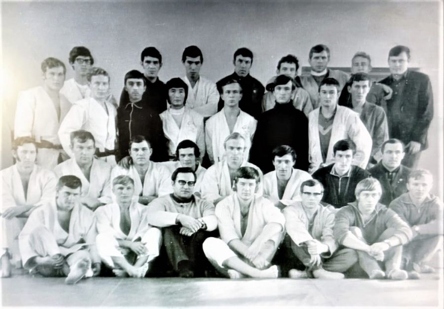 Спартанцы (спортшкола "Спарта") с предводителем (директором) Валерием Метелицей, третьим слева в первом ряду    