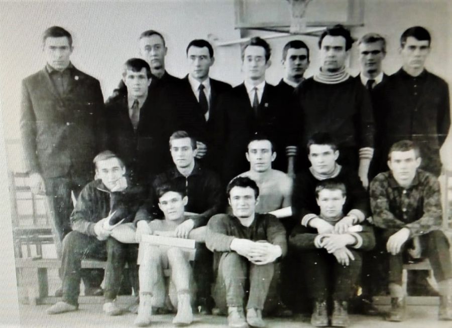 Игорь Аргудяев (в центре) с командой самбистов АПИ