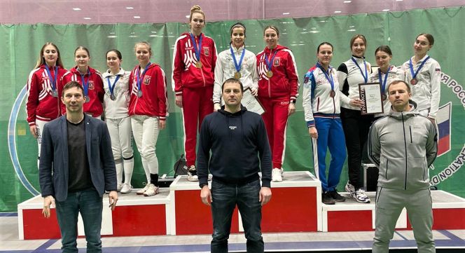 Анна Смирнова (крайняя справа) в составе сборной России-1 завоевала бронзу