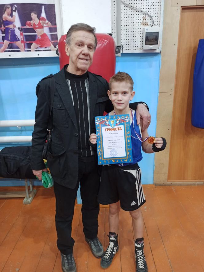 Виктор Иванович Красняк с внуком Ильёй, победителем соревнований по боксу