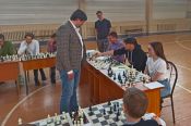 Известные гроссмейстеры дали сеансы одновременной игры в Барнауле и Тальменке