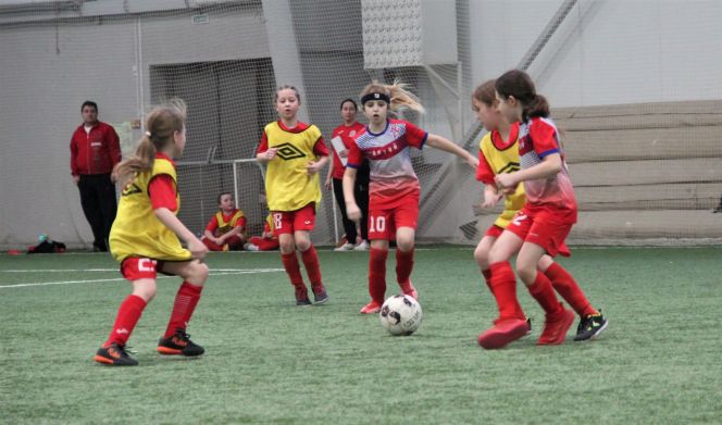 На поле только девочки. В Барнауле прошёл футбольный фестиваль «Мамин день – 8 Марта!» (фото) 
