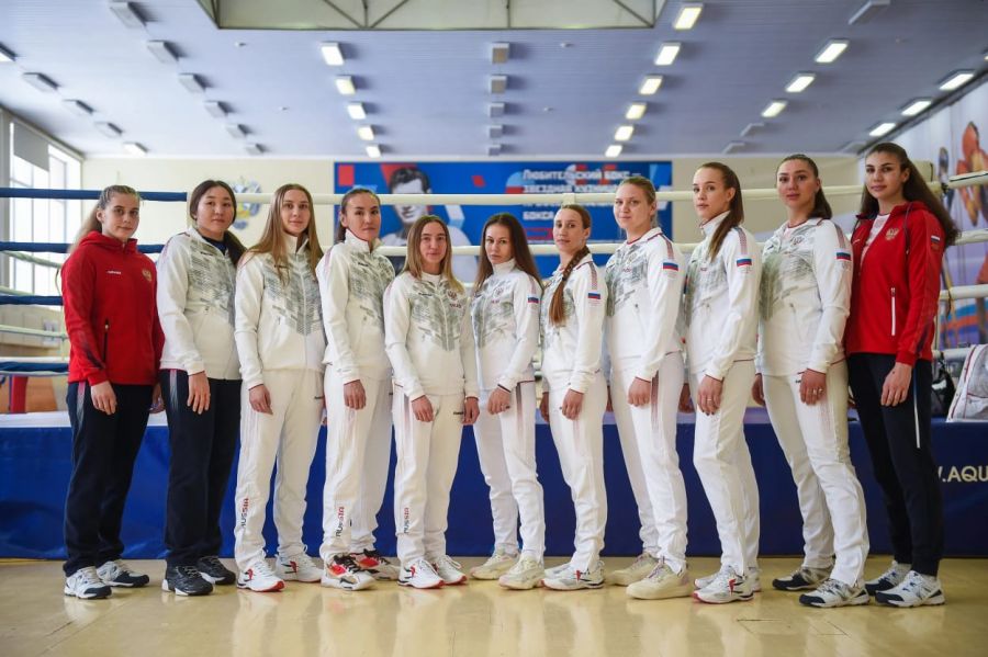 Женская сборная России по боксу. Анна Аэдма пятая справа.