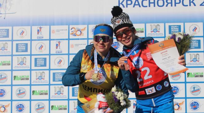 Анастасия Гришина (слева) с бронзовой медалисткой спринта Кирой Дюжевой. Фото: Академия биатлона