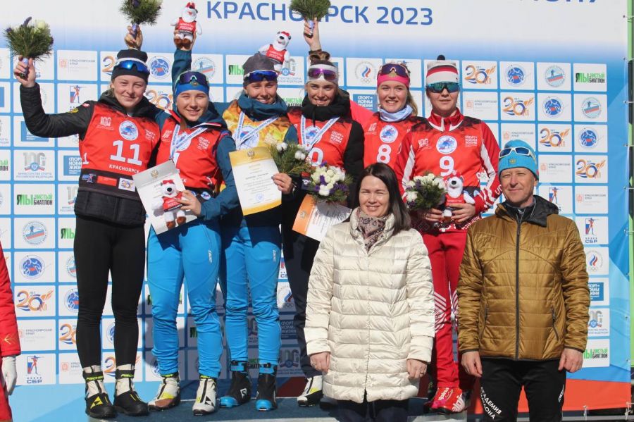 Церемония награждения топ-6 гонки преследования. Анастасия Гришина вторая слева. Фото: Академия биатлона Красноярск