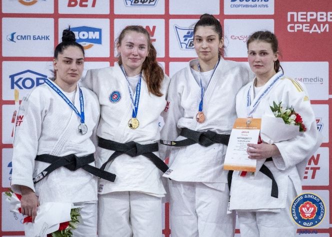 Дарья Храмойкина (вторая слева) вновь выиграла первенство России U23. Фото: Федерация дзюдо России