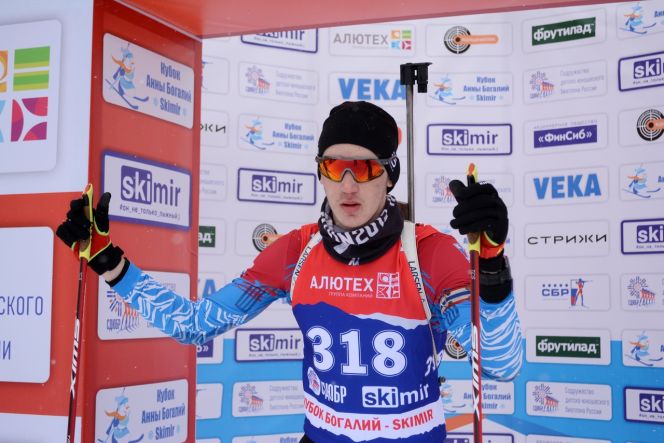 Леонид Кульгускин выиграл в Новосибирске спринтерскую гонку среди биатлонистов 17-18 лет. Фото: СДЮБР
