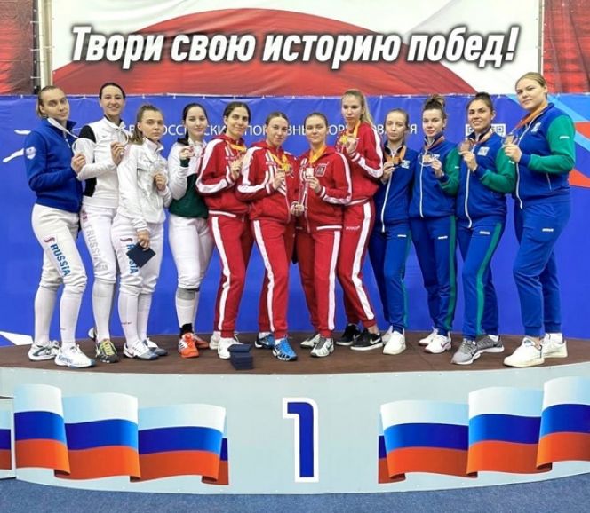 Анна Смирнова (на фото крайняя слева) в составе сборной «Россия-1» завоевала серебро Всероссийского турнира саблисток в Пензе