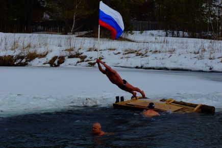 В Барнауле состоялся суточный эстафетный марафонский заплыв в ледяной воде в рамках всероссийской акции "Доплыть до Победы".