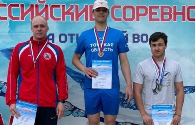 Яков Стрюков (слева) завоевал четыре серебра на чемпионате России по подводному спорту