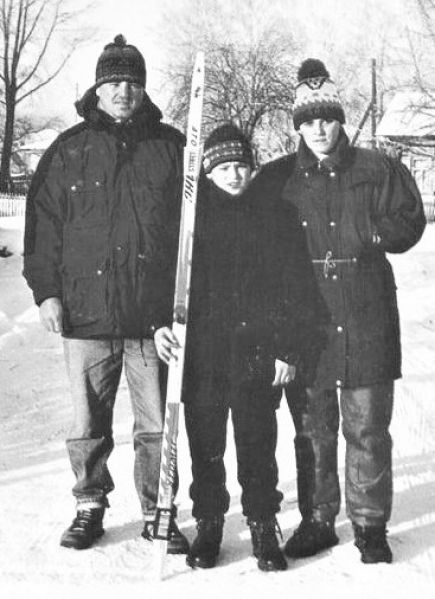 Константин, Денис и Елена Тырышкины - победители сельской олимпиады -1995 в соревнованиях спортивных семей