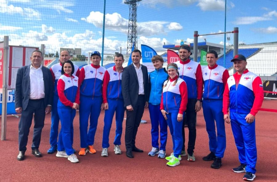 Нашу команду приветствовал министр спорта Саратовской области Олег Дубовенко (в центре)