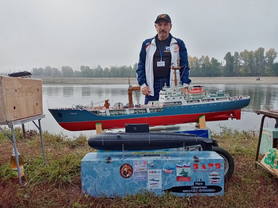 Победитель в классе F2-B Валерий Шишкин из Бийска с моделями морского водоналивного транспорта снабжения ВМФ «Тагил» и подводной лодкой "Варшавянка"