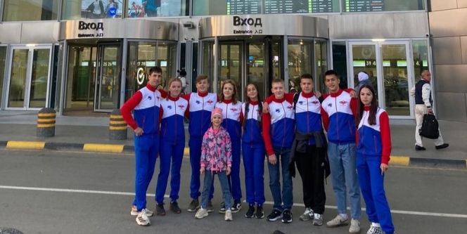 На фото: наша команда в аэропорту Толмачево