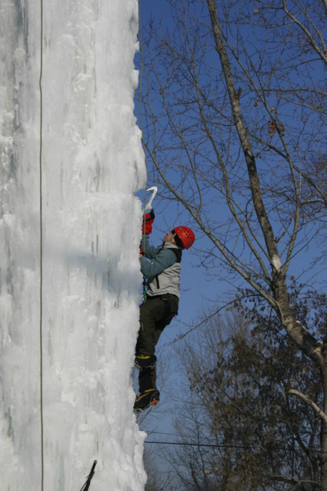 В барнаульском парке «Изумрудный» состоялось открытое первенство Алтайского края по спортивному ледолазанию.