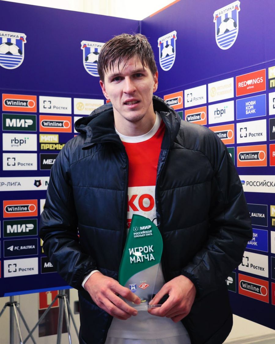 Александр Соболев с призом лучшему игроку матча. Фото: РПЛ 