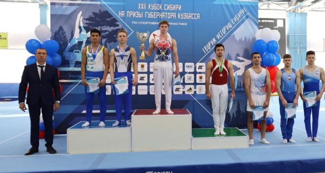 Максим Кохановский (второй слева) - серебряный призёр Кубка Сибири по спортивной гимнастике в многоборье