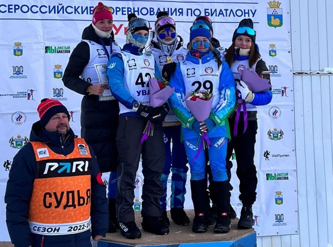 Валерия Дмитриева из Алтайского района (на пьедестале крайняя слева) завоевала серебро в спринте на Всероссийском турнире среди юниоров в Увате