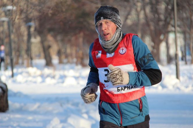 Андрей Дерксен пробежал в парке "Изумрудный" полумарафон. Фото: Виталий Дворянкин/"Алтайский спорт" 