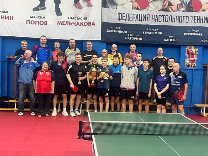 Связь поколений. В Барнауле прошёл новогодний турнир между ветеранами и молодёжью