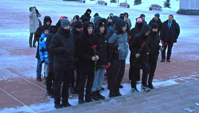 Волейболисты сборной Алтайского края, участники первенства Сибири U16 в Кемерово, возложили цветы к мемориалу Воина-Освободителя