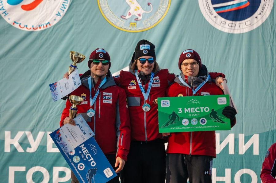 Призеры слалома у мужчин (слева направо): Александр Хорошилов, Семён Ефимов и Семён Челмакин. Фото: Федерация горнолыжного спорта России