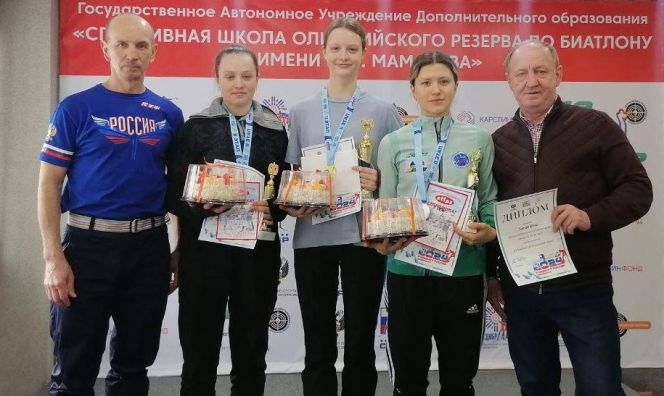 Биатлонистка их Бийского района Екатерина Золотарёва (вторая слева) стала призером окружного этапа Спартакиады учащихся России