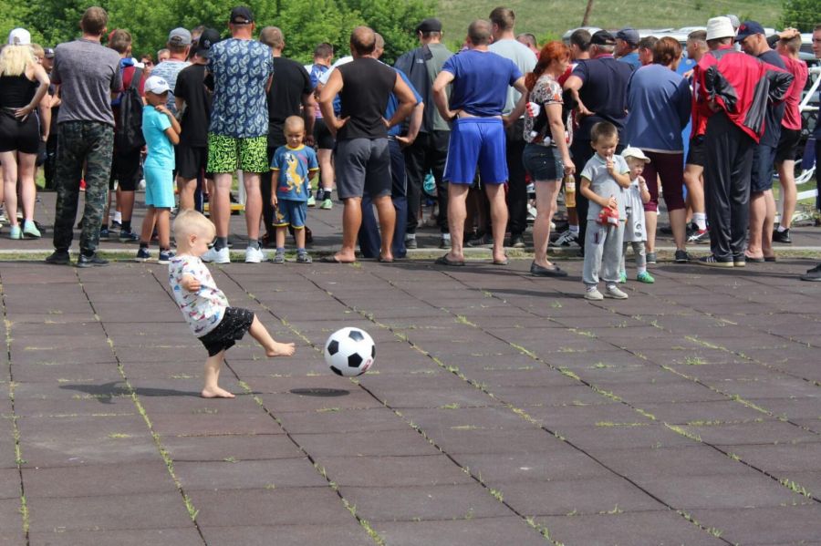 Внук Крючковых Егор любит возиться с футбольным мячом. Фото из семейного альбома  