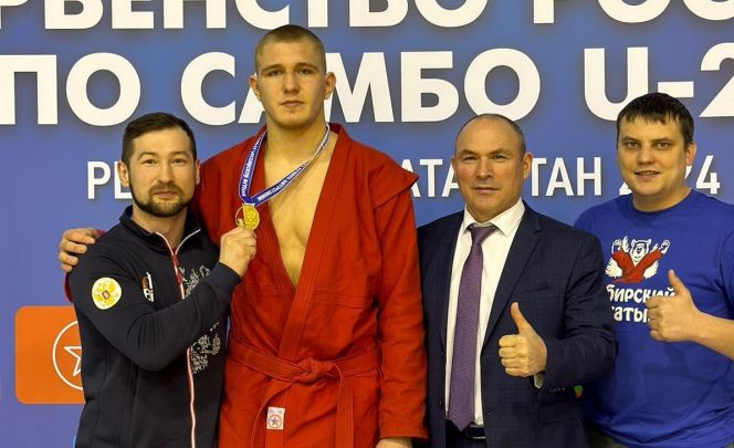 Два Ждановых - слева тренер, рядом - победитель  соревнований