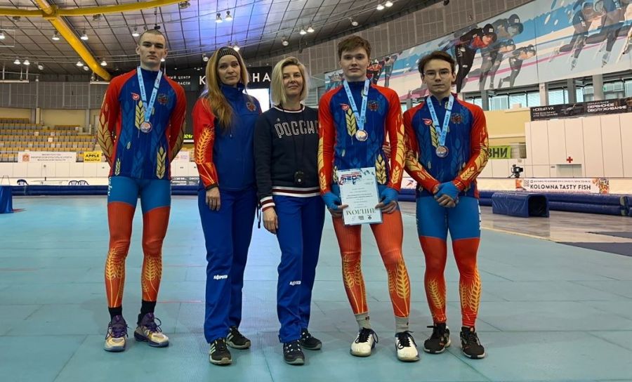 Бронзовые призеры в командном спринте с тренерами Еленой Комаровской и Евгенией Черданцевой