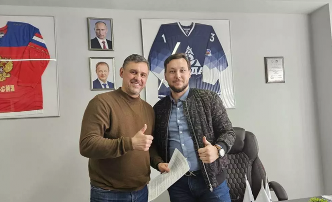 Дмитрий Пархоменко (слева) с президентом хоккейного клуба Русланом Чайкиным. Фото: ХК "Динамо-Алтай"