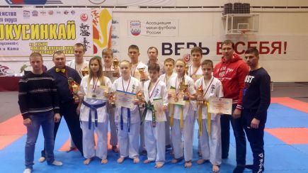 Алтайские спортсмены завоевали 15 медалей на чемпионате и первенстве Сибири по киокусинкай каратэ.
