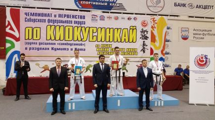 Алтайские спортсмены завоевали 15 медалей на чемпионате и первенстве Сибири по киокусинкай каратэ.