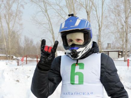 В Барнауле состоялись гонки мотолыжных экипажей «Кольцо мужества» (фото).