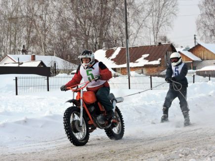 В Барнауле состоялись гонки мотолыжных экипажей «Кольцо мужества» (фото).