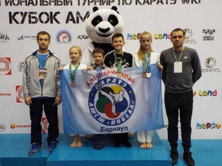 Алтайские спортсмены завоевали 16 медалей на IV межрегиональном турнире по каратэ WKF «Кубок АМАНа» среди детей младшего и среднего возраста.