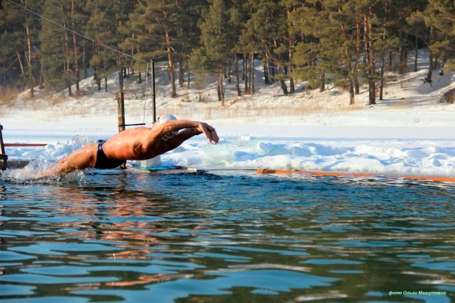 Пловцы из разных стран соревновались в открытом чемпионате Алтайского края по зимнему плаванию на спине