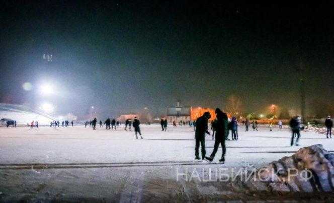 В Бийске работают 14 уличных ледовых катков. Фото Ирины ГРИГОРЬЕВОЙ.