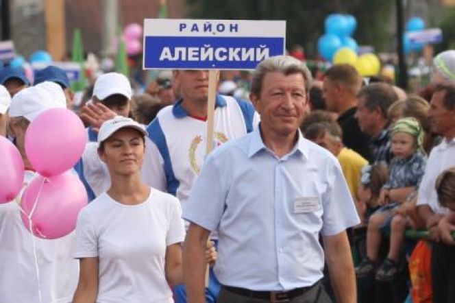 Анатолий Гиганов возглавляет парад краевой сельской олимпиады в качестве главного судьи соревнований
