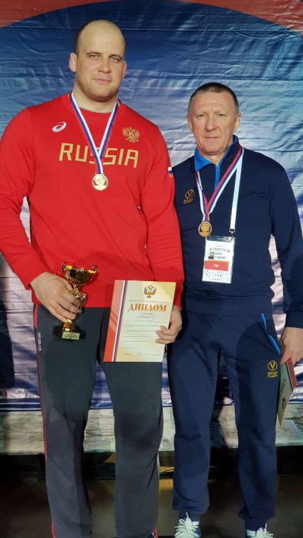 Виталий Щур и его тренер Владимир Кутчер с золотыми медалями чемпионата России