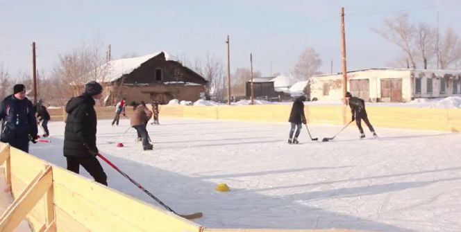 «Вести-Алтай»: В Тюменцевском районе лесники построили хоккейную коробку для детей