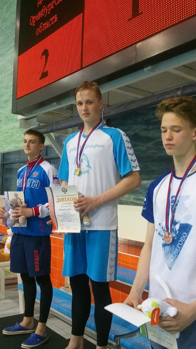 Артем Коршунков - победитель на стометровке в плавании в классических ластах