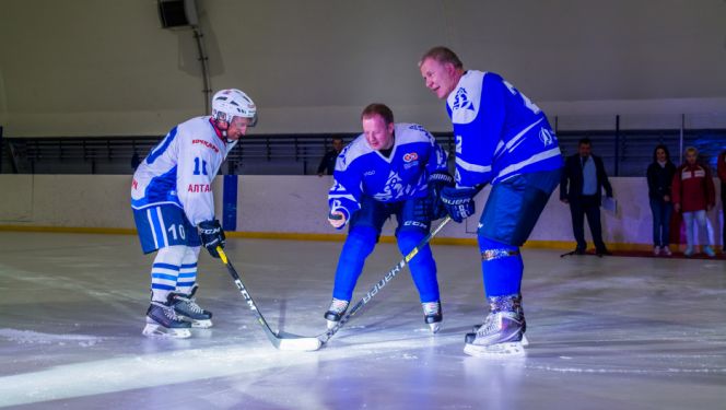 Члены правительства Алтайского края и депутаты Госдумы сыграли в Бочкарях в хоккей. Фото Ирины Пергаевой