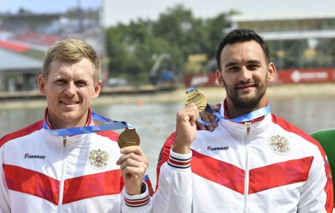 На фото: Александр Дьяченко (справа) и Юрий Постригай после церемонии награждения золотыми медалями чемпионата мира по гребле на байдарках и каноэ в Венгрии