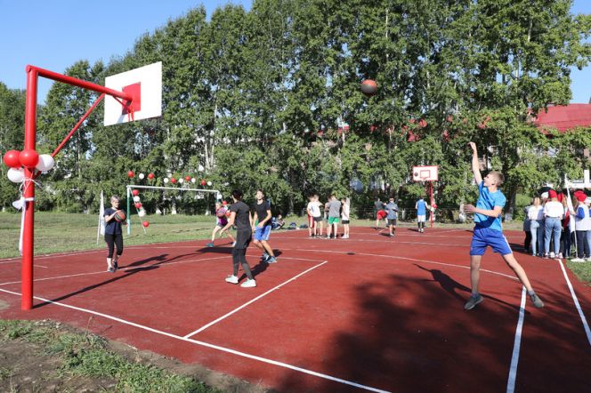 Программа «Стальное дерево» помогла реконструировать спортивную площадку в Заринске