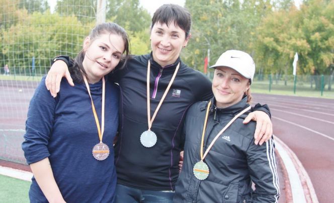 Кто на новенького? В Барнауле прошел первый краевой чемпионат по летнему троеборью для новичков и организаций 