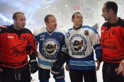 Виктор Томенко и члены правительства сыграли в хоккей со звездами ТВ и спорта