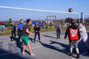 На новой спортивной площадке в селе Сосновка провели соревнования по волейболу и баскетболу