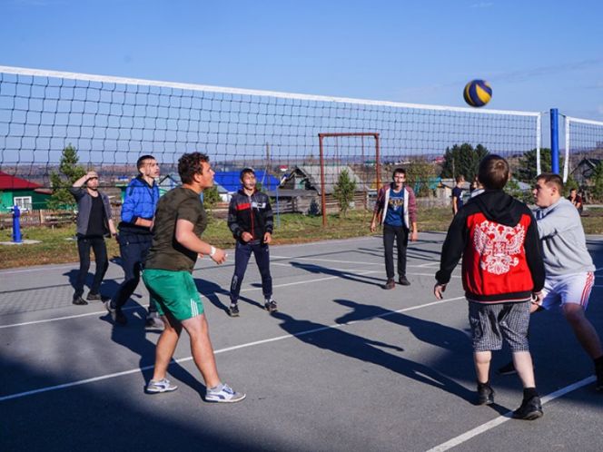 На новой спортивной площадке в селе Сосновка провели соревнования по волейболу и баскетболу